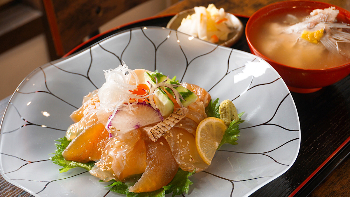 観音町｜ひがし茶屋街で能登の海の幸を満喫！ 水産会社直営ならではの新鮮な魚が楽しめる「波の綾（なみのあや）」