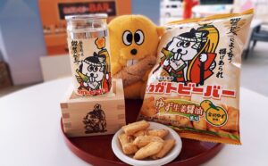 創業400年の老舗酒蔵「福光屋」と金沢のソウルおやつ「揚げあられ ビーバー」の粋なコラボが誕生！地酒「加賀鳶」によく合う「カガトビーバー」