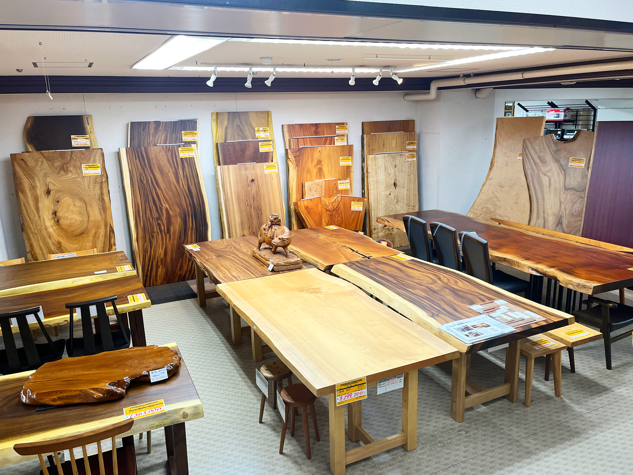 大一家具 店内の一枚板のテーブル