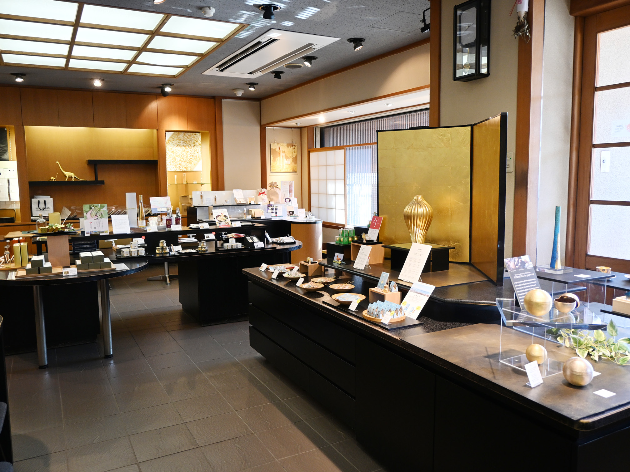 箔座本店の店内