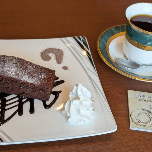 田上｜駐車場完備で通いやすい！物語の世界に浸れる「ミステリーカフェ 謎屋珈琲店 金沢杜の里店」