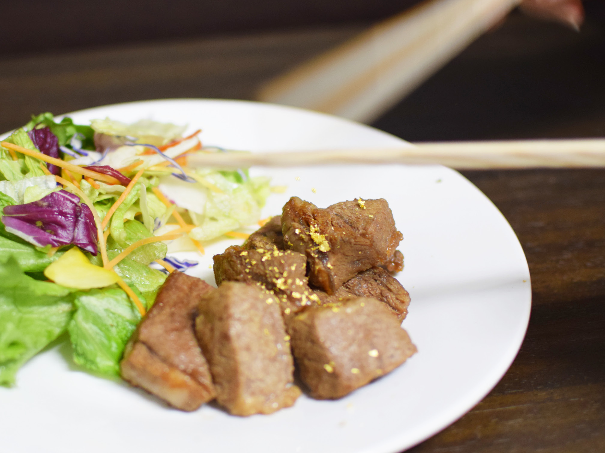 ぱっきん箸を割って料理に金箔がふりかかる様子