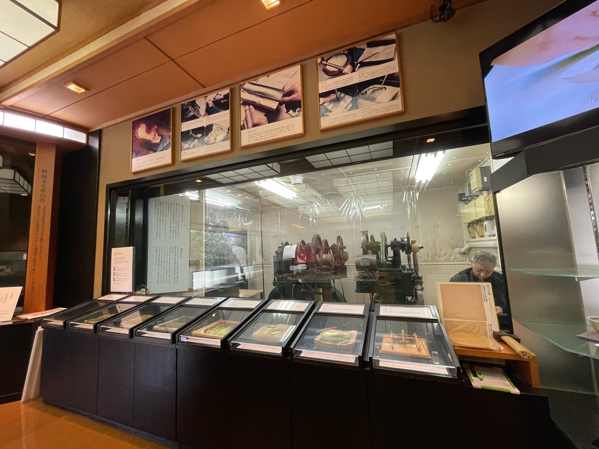 箔座本店の金箔職人