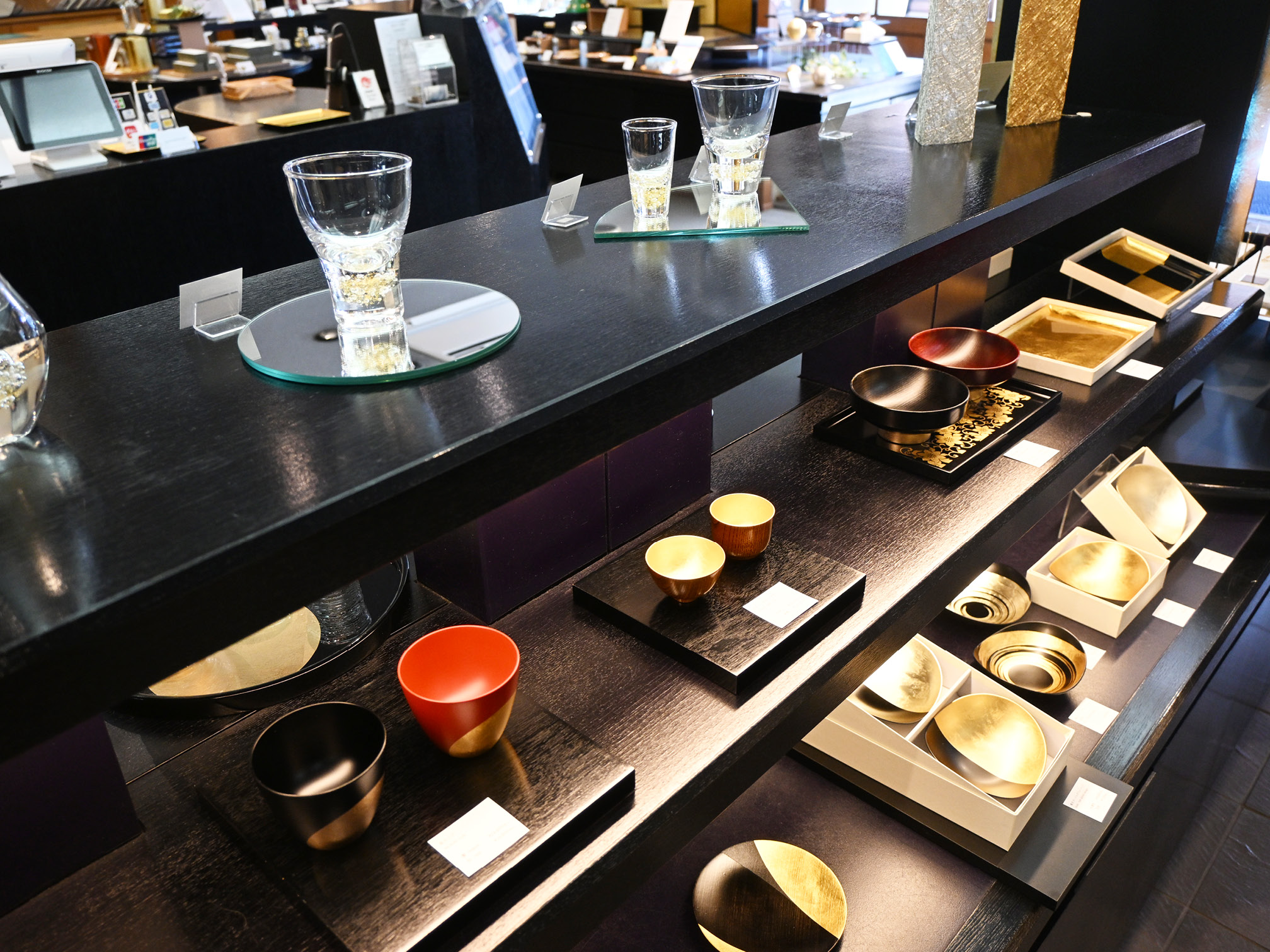 箔座本店に並ぶ食器