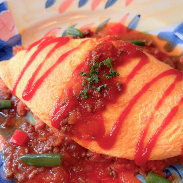 四十万｜昭和から愛され続ける隠れた洋食の名店で出会うチーズオムレツライス「レンガ館」
