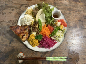 大野｜工房の器で味わう野菜たっぷりのワンプレートランチ「Cafeぎゃるりいっかん」