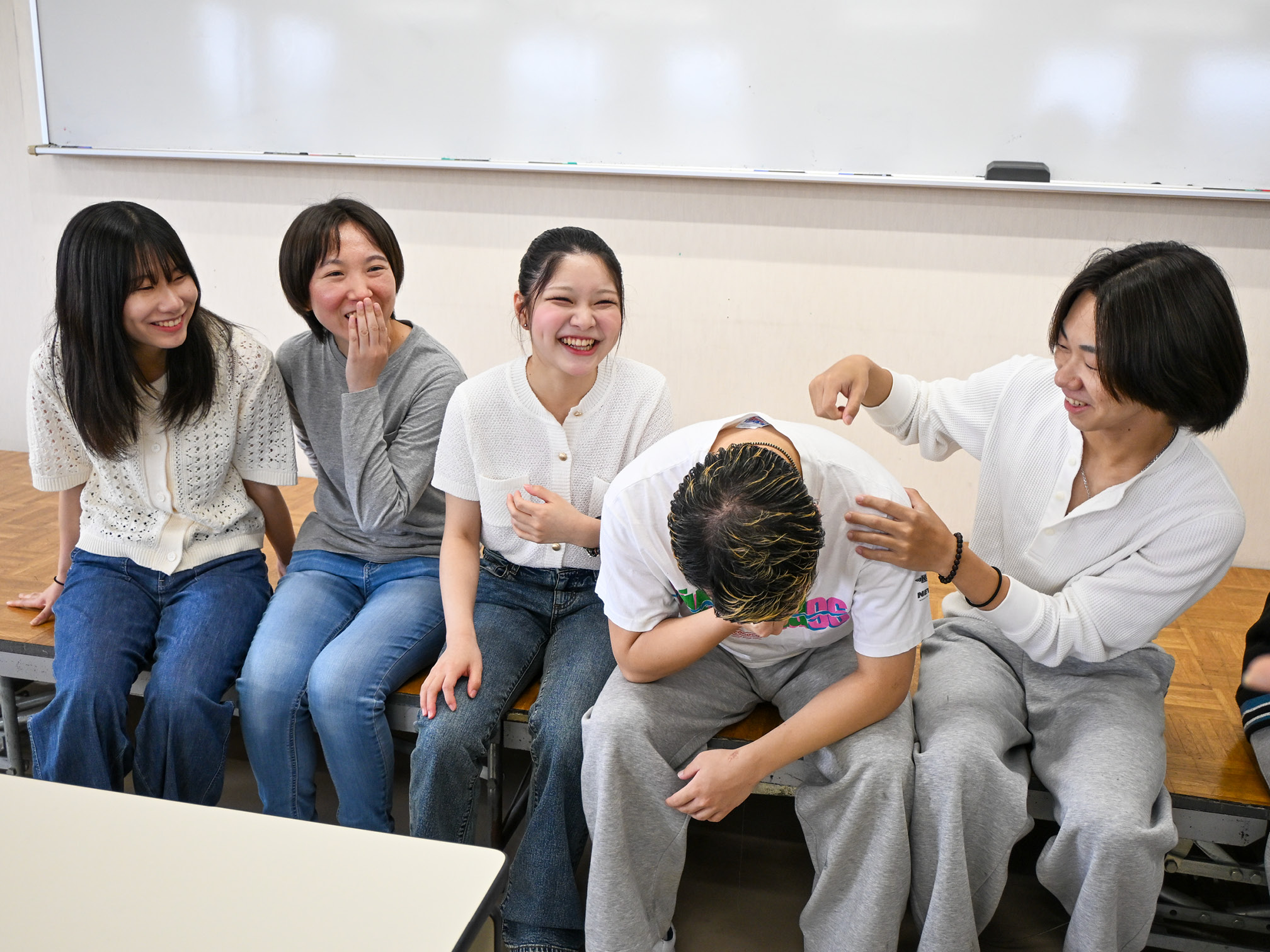 クラスメイトと笑顔の地原さん