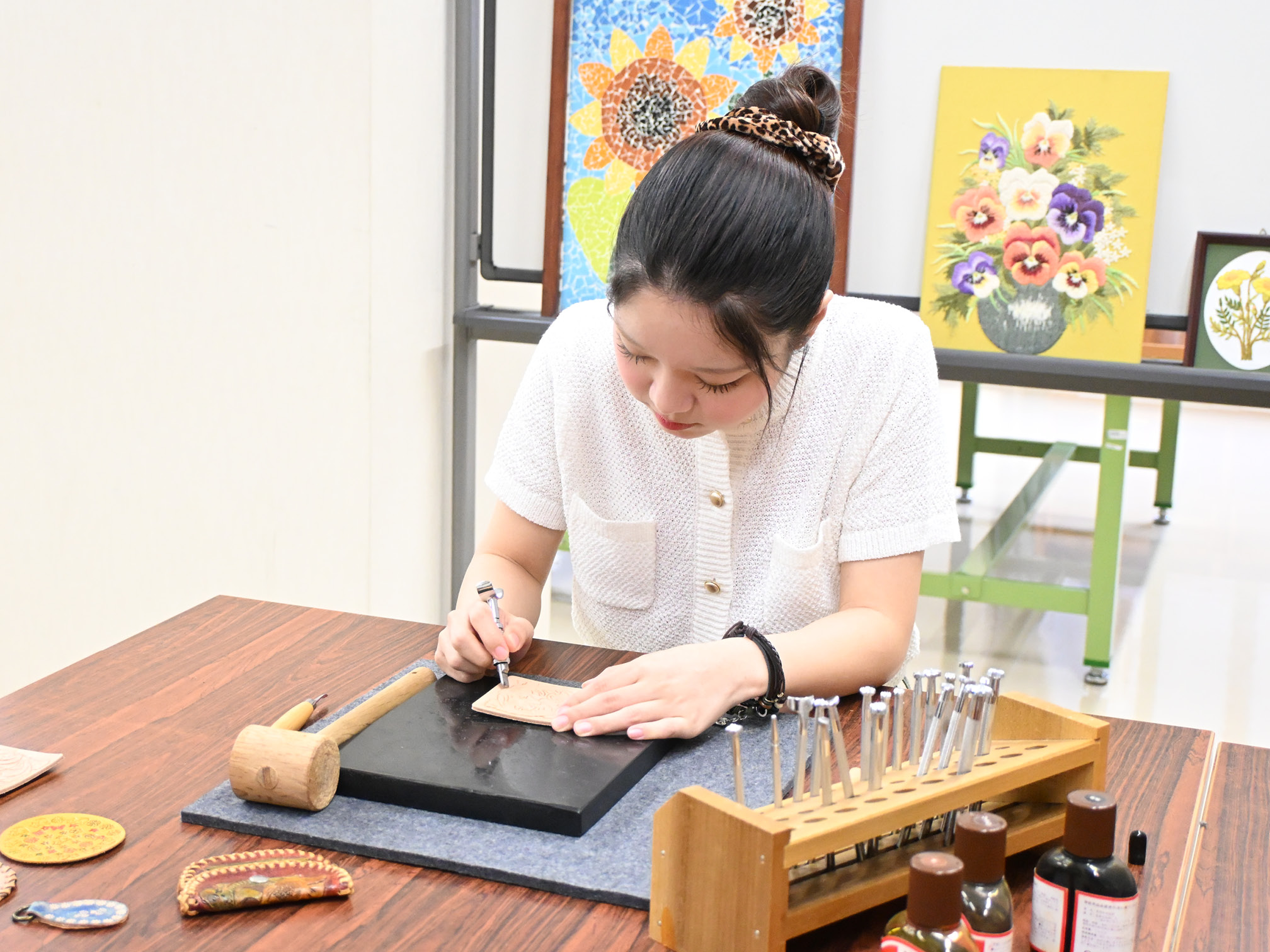 金沢リハビリテーションアカデミーで作業をする地原さん