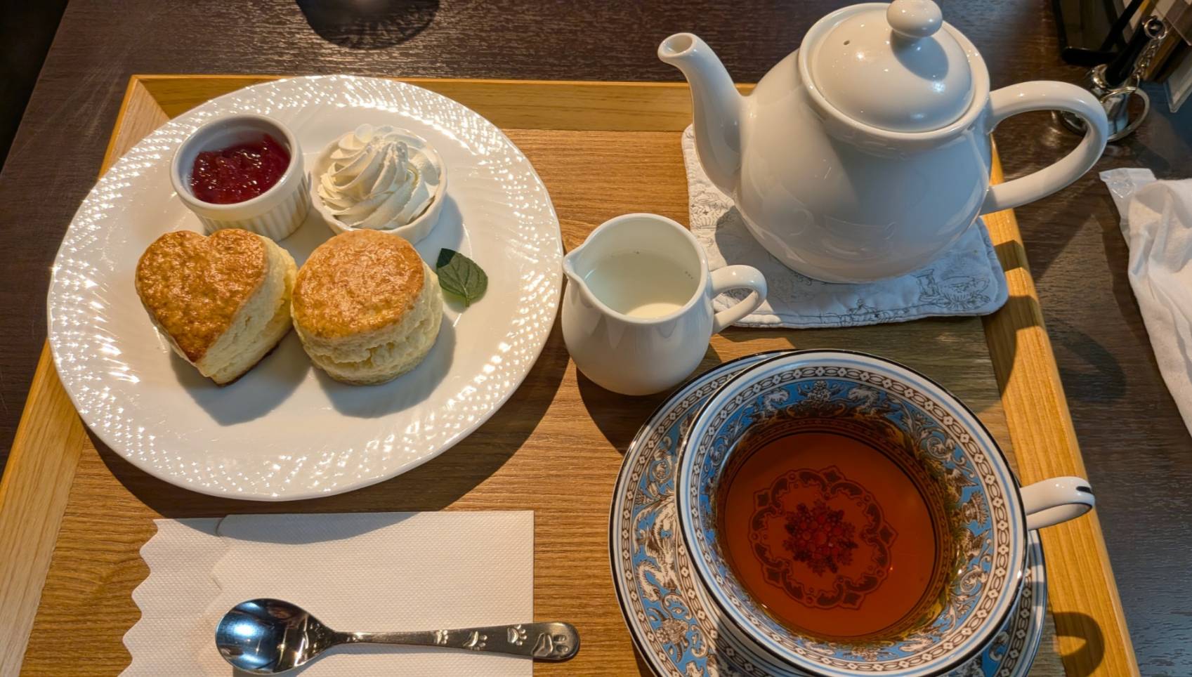 香林坊｜秒単位で淹れる紅茶とスコーンの時間「ぽっちゃん」