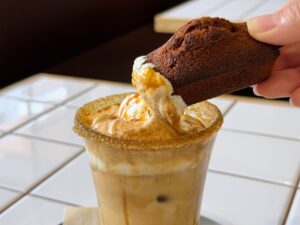 十間町｜毎朝焼き立てのフィナンシェを、クリームラテにディップして。優しいひとときを過ごせる「Cacco（カッコ）」