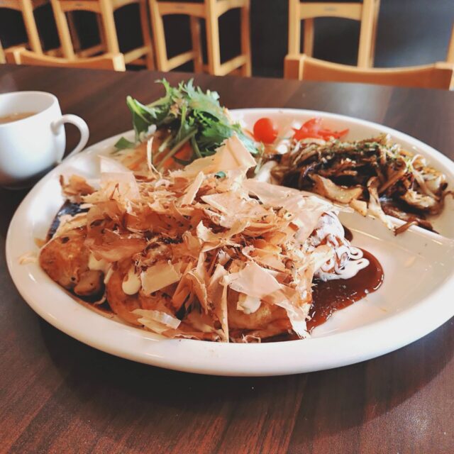 松村町｜とろとろ大玉たこ焼きと、富士宮やきそばの元祖・曽我めんの焼きそばが味わえる「たこ千両（たこせんりょう）」