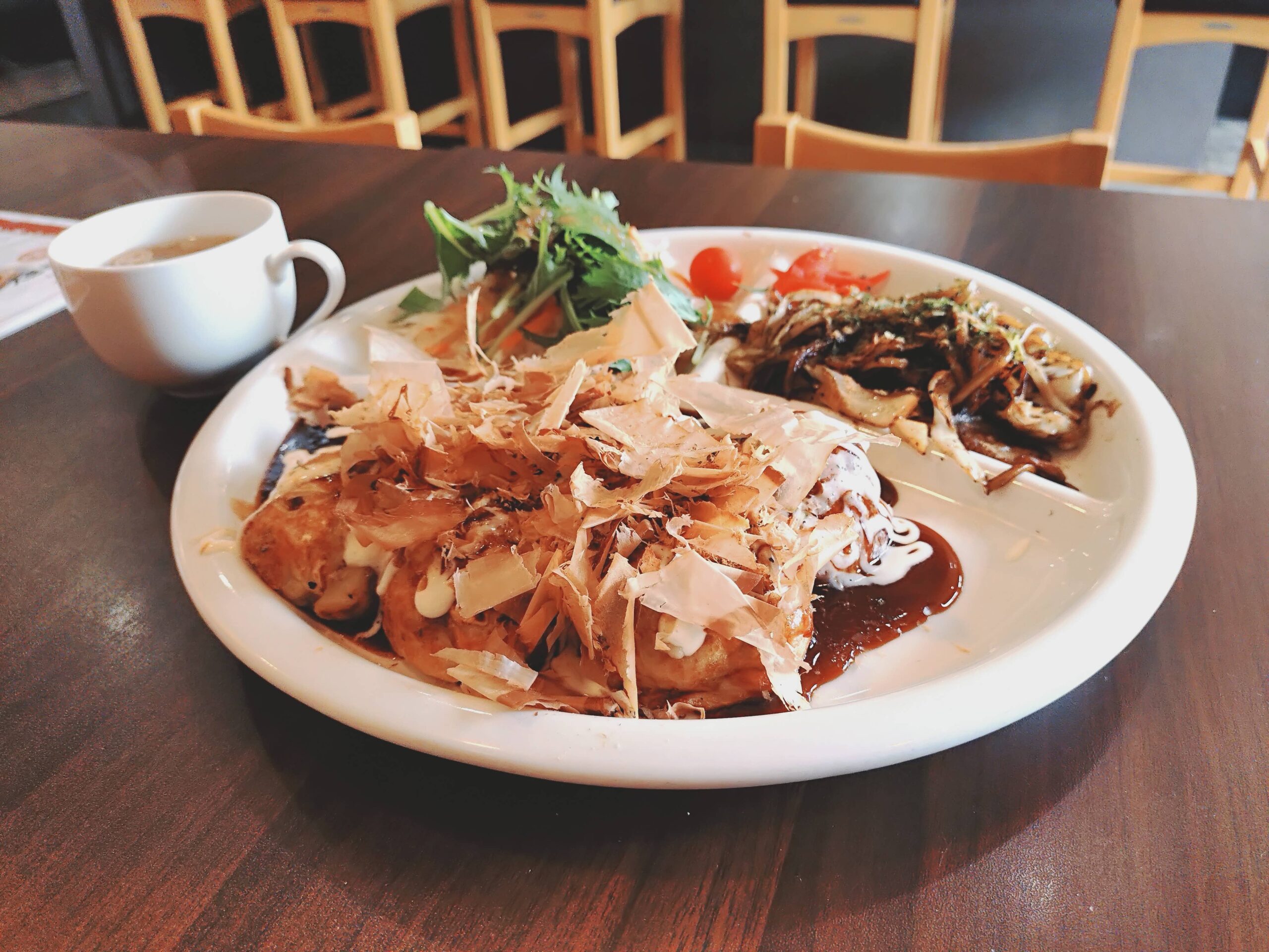 松村町｜とろとろ大玉たこ焼きと、富士宮やきそばの元祖・曽我めんの焼きそばが味わえる「たこ千両（たこせんりょう）」