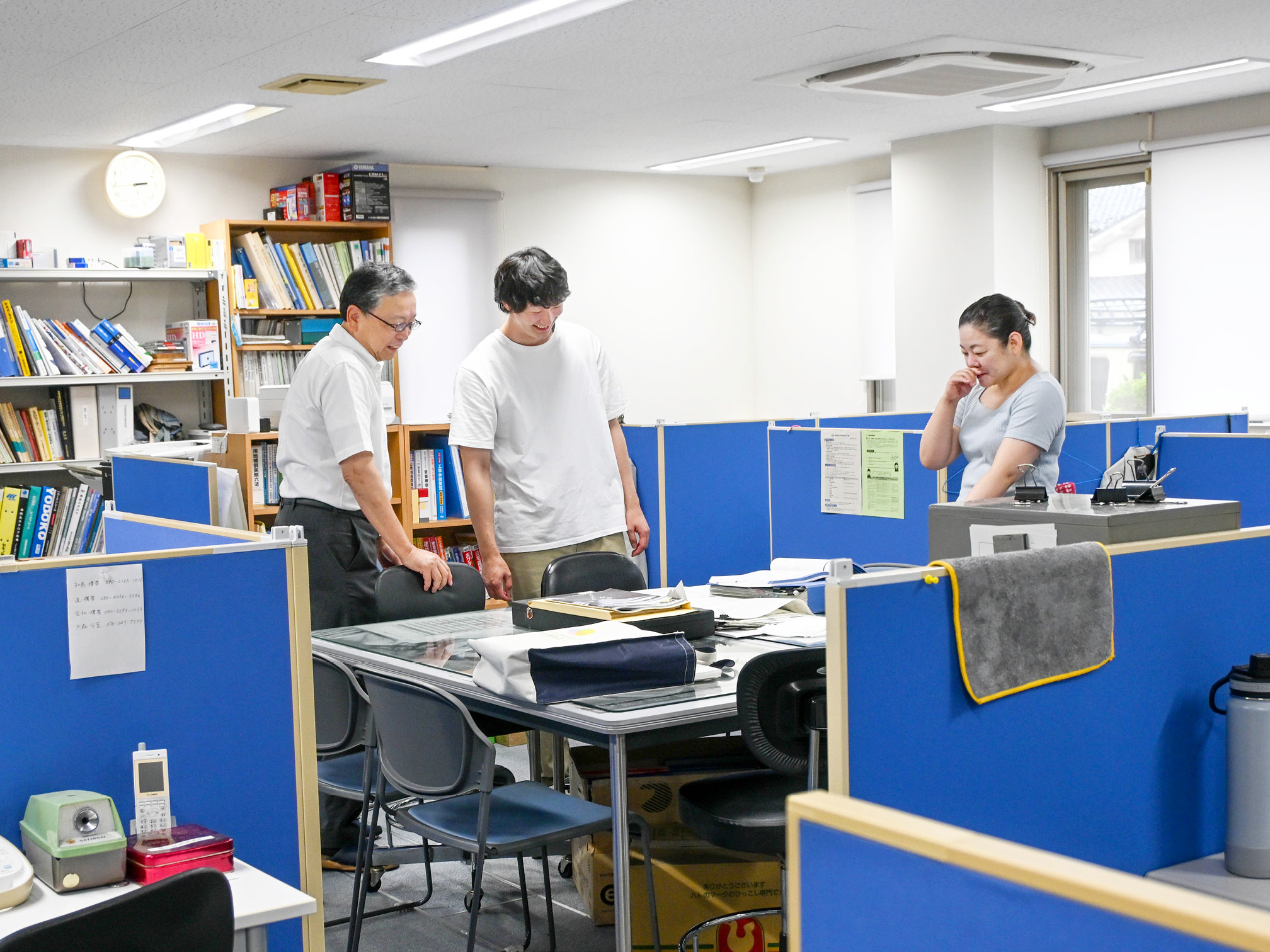 中元建築設計事務所で談笑する社員