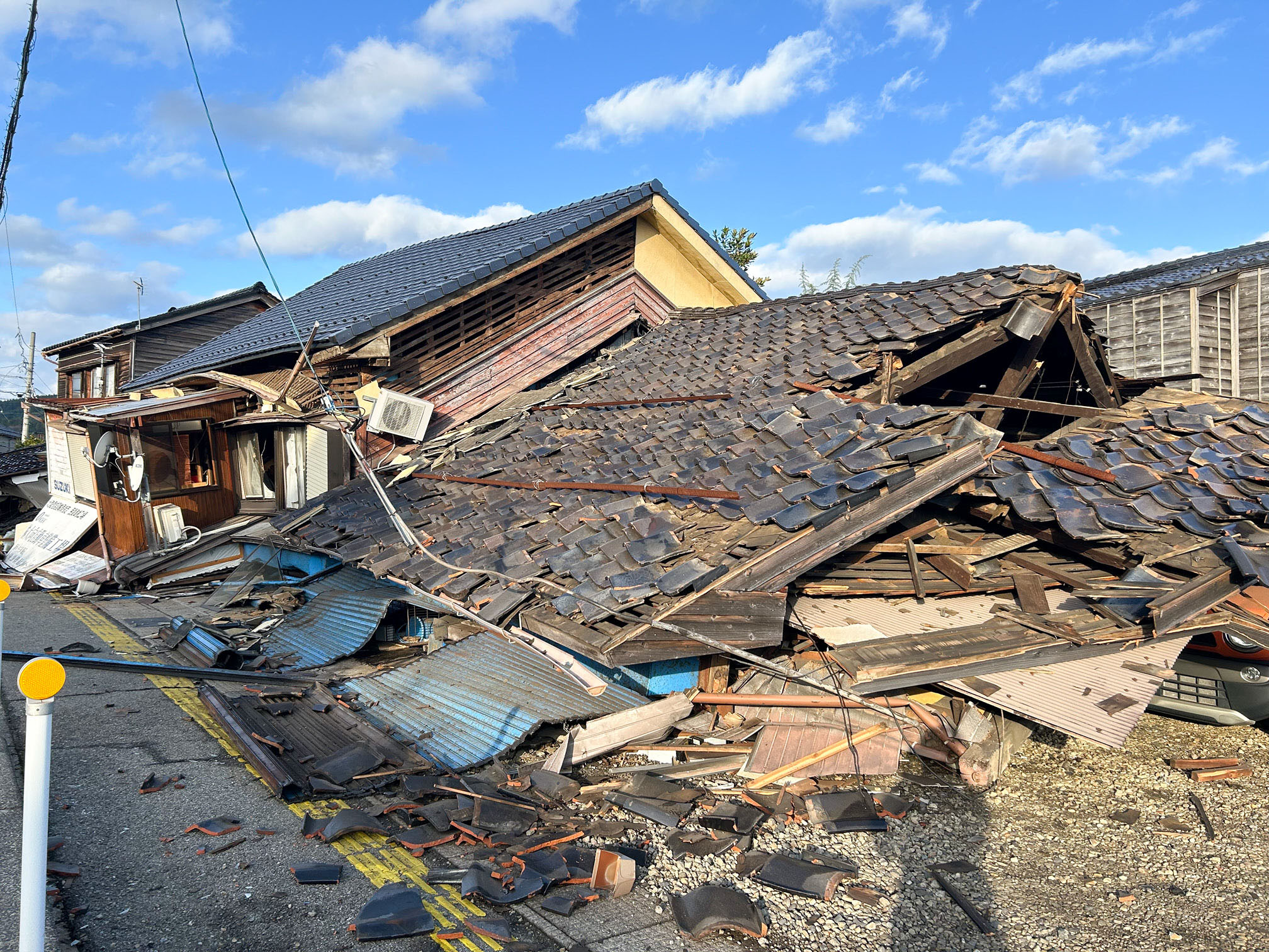 能登半島地震で崩れた家