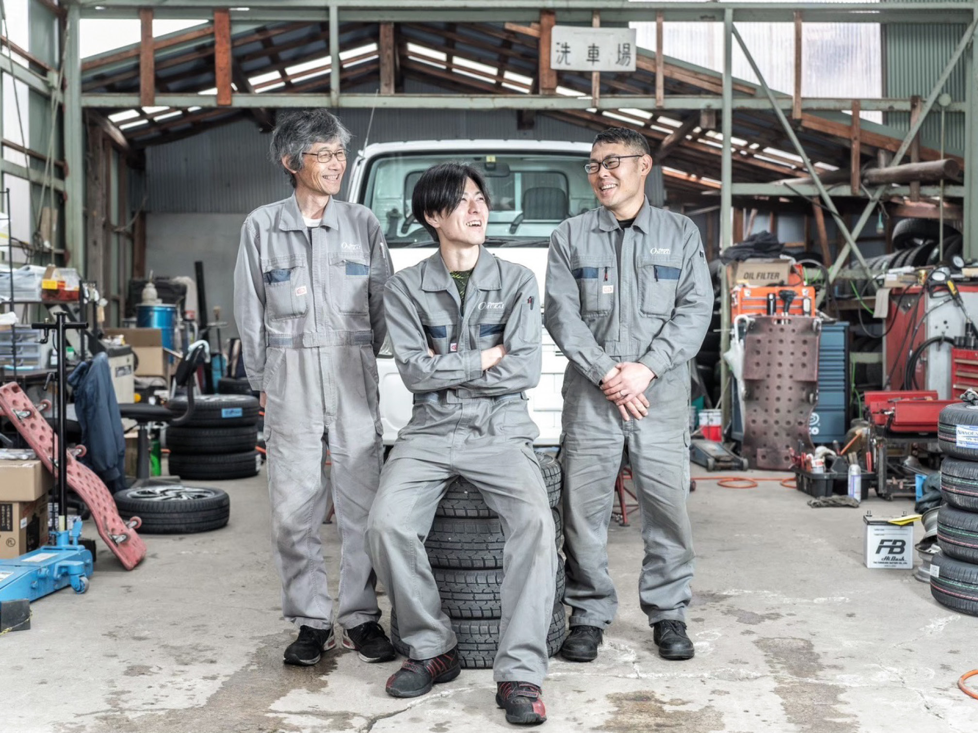 大向自動車整備工場の大向さんと整備士